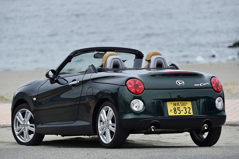 2019年6月で2代目コペンは5周年を迎える。ダイハツではさまざまな仕掛けを用意しているようだ。これは現在も発売中のコペン セロ。ボディカラーはブリティッシュグリーンマイカ。内装色はベージュ。コペン クーペにも設定されている色だ