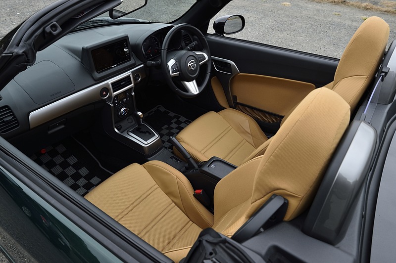 2019年6月で2代目コペンは5周年を迎える。ダイハツではさまざまな仕掛けを用意しているようだ。これは現在も発売中のコペン セロ。ボディカラーはブリティッシュグリーンマイカ。内装色はベージュ。コペン クーペにも設定されている色だ