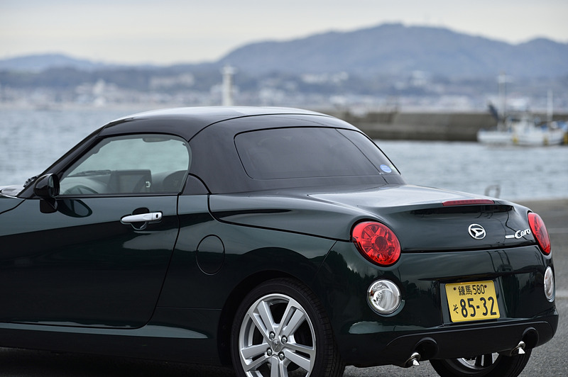 ルーフの両サイドにあるキャッチを外してスイッチを操作すればルーフは素速く開く。閉じるときも同様に速い。信号待ちなどの短い時間でも余裕で開け閉めできる