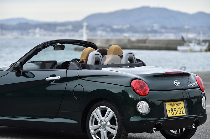 ルーフの両サイドにあるキャッチを外してスイッチを操作すればルーフは素速く開く。閉じるときも同様に速い。信号待ちなどの短い時間でも余裕で開け閉めできる