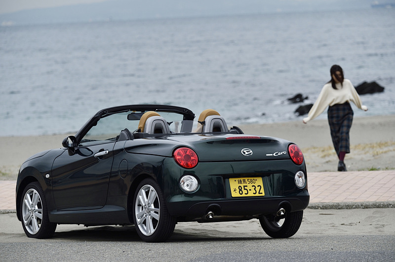 小柄なので「ちょっと脇道に」ということも苦ではない。曲がった先に砂浜が見えたので、コペンを停めて少し歩いてみる