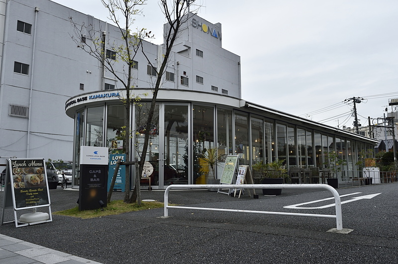 ここがCopen Local Base Kamakura（神奈川県鎌倉市御成町4-10）。当初は鎌倉の海に面した場所にあったが、現在は鎌倉駅の近くへ移動している。とはいえコペンオーナーが集う場所としては一切変わっていない。専用駐車場はないが、縦長のお店の両サイドはコインパーキングなので、コペンで乗りつけることができる