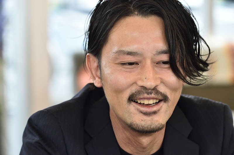 平栁良輔さんは普段はお店で調理や接客を行なっているマネージャーさん。平栁さんもキャリアは10年ほどあり、その中でいろいろな飲食の仕事を経験してきた。お客さまと会話することが好きで、展示車のコペンから始まる会話ではコペンの魅力を伝えすぎて（？）いつも大盛り上がり。わざわざ会いに来てくれるお客さまもいらっしゃるという