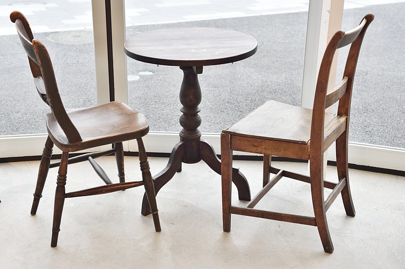 お店で使うイスやテーブルは本物のアンティーク品。一品ものばかりなので不揃いだし痛みもある。また、メンテナンスも必要だったりするので店舗用には不向きだが、「お店のイメージに合うのはこれしかない」ということで使っている