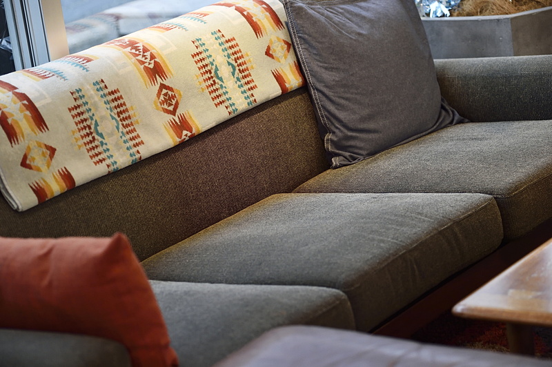 ソファーとローテーブルを合わせた席もある。ここは自宅の居間のような居心地で人気の席