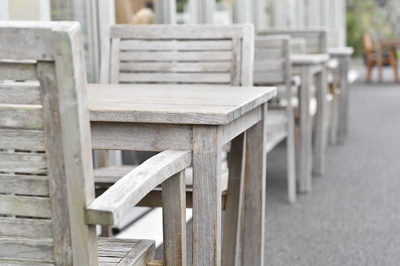 テラス席のイメージは路地裏。それゆえに定番のウッドデッキではなくアスファルトを敷いている