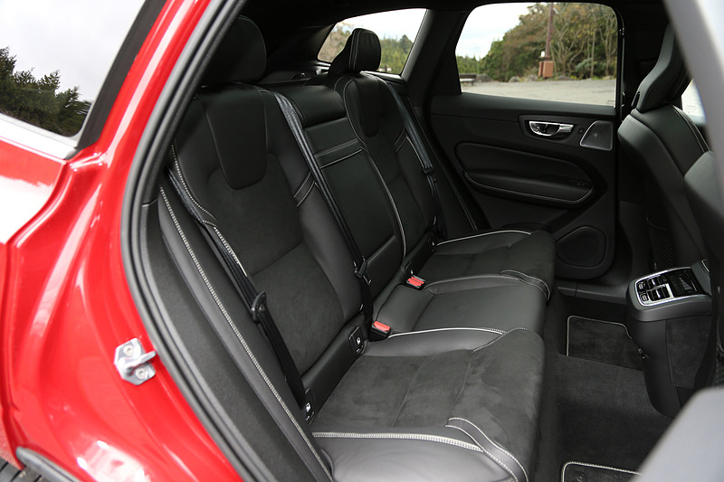 インテリアカラーはチャコール/チャコール。チルトアップ機構付電動パノラマ・ガラス・サンルーフ（20万6000円）、Bowers＆Wilkinsプレミアムサウンド・オーディオシステム（サブウーファ付き、42万円）、テイラード・ダッシュボード（15万円）、リア・シートヒーター（4万2000円）といったオプション装備が付いている