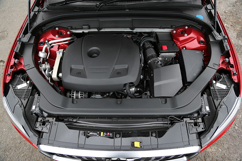 XC60 T6 AWD R-DESIGNが搭載するスーパーチャージャー付き直列4気筒DOHC 2.0リッター直噴ターボ「B420」型エンジンは、最高出力235kW（320PS）/5700rpm、最大トルク400Nm（40.8kgfm）/2200-5400rpmを発生。JC08モード燃費は11.5km/L