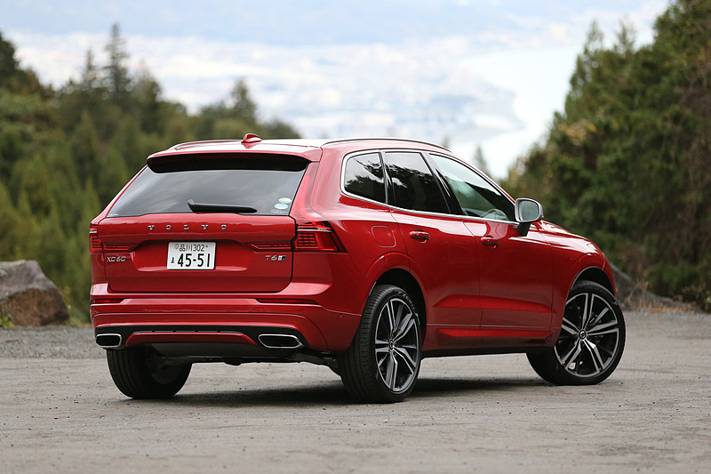 今回試乗した「XC60 T6 AWD R-DESIGN」（724万円）のボディサイズは4690×1915×1660mm（全長×全幅×全高）、ホイールベースは2865mm。ボディカラーはフュージョンレッドメタリック