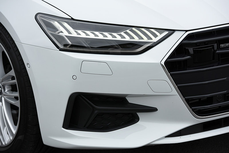 特徴的なデザインのHDマトリクスLEDヘッドライトの下には、55 TFSI クワトロ 1st editionならではのモチーフが付く