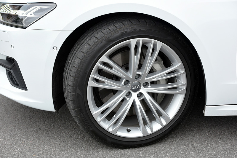 5ツインスポークVデザインのアルミホイールに、255/40 R20サイズのタイヤを組み合わせる