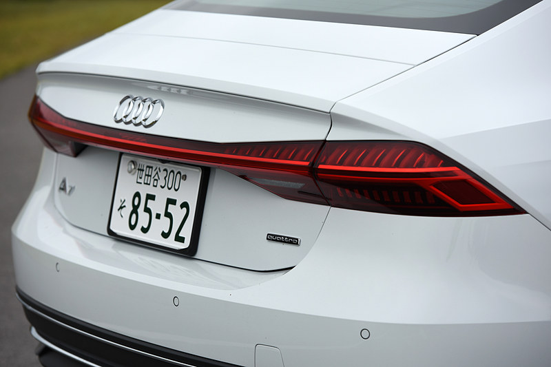 左右のリアランプをつないで一体化した「LEDリアダイナミックインディケーター」