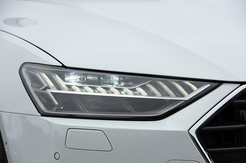 ハイビームのユニットを従来の横1列から横2列にすることで高精細、高解像な照射を可能とし、先行車両や対向車の有無によって自動で照射範囲を変えられる