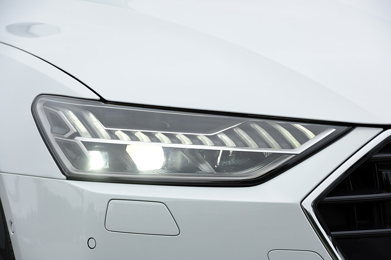 ハイビームのユニットを従来の横1列から横2列にすることで高精細、高解像な照射を可能とし、先行車両や対向車の有無によって自動で照射範囲を変えられる