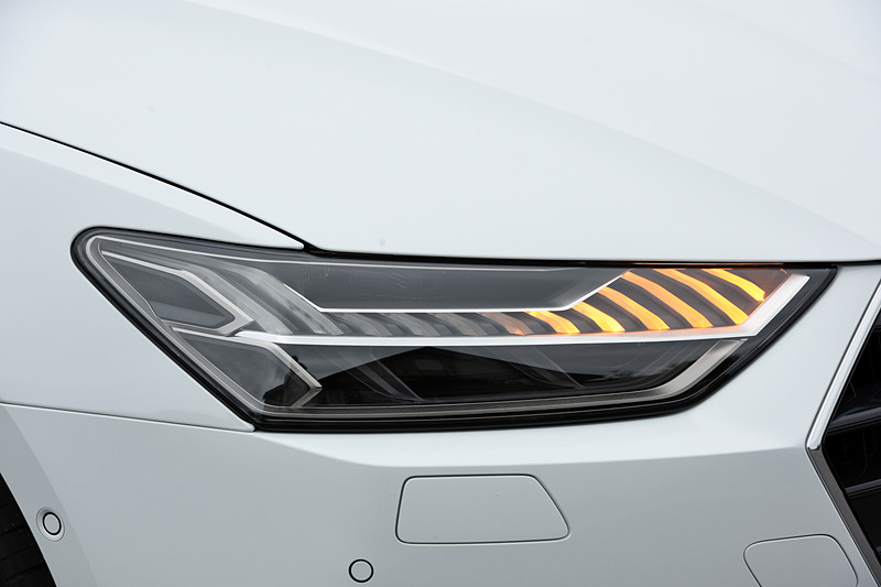 ウィンカーはシーケンシャルタイプ