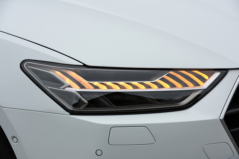 ウィンカーはシーケンシャルタイプ