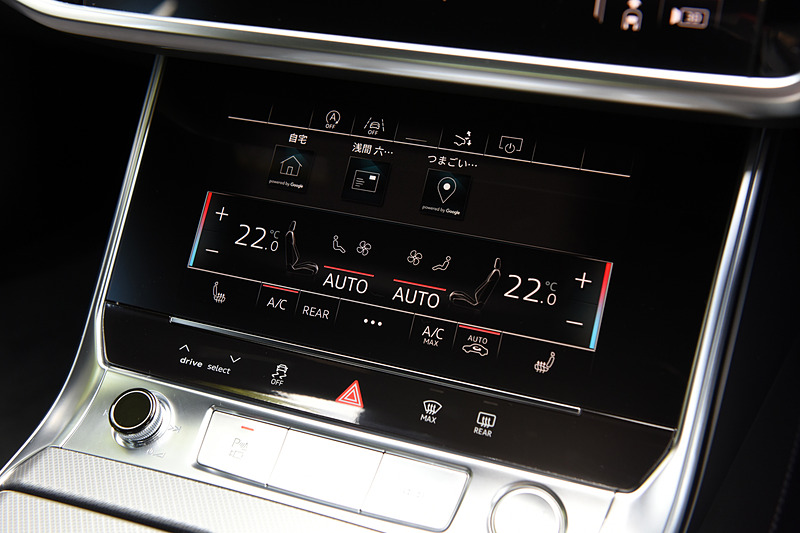 下側のディスプレイはエアコンやアイドリングストップのON/OFFなどの操作ができる
