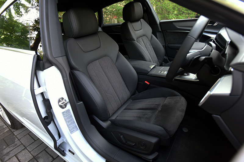 シートはアルカンターラレザーを採用。前席はスポーツシートで、後席は40：20：40の分割可倒式