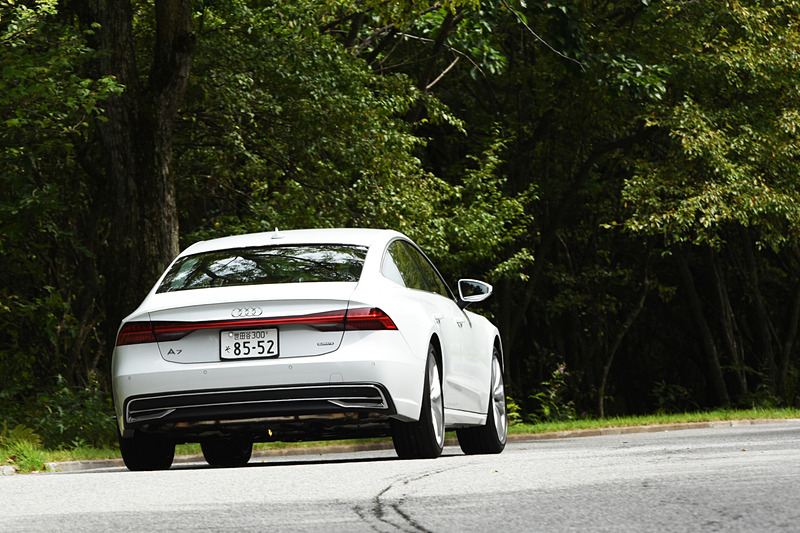 1.9tを超える車両重量にもかかわらず、スムーズな加速を見せる