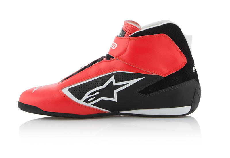 2019年モデルの「TECH-1 T SHOES」（312 RED BLACK WHITE）