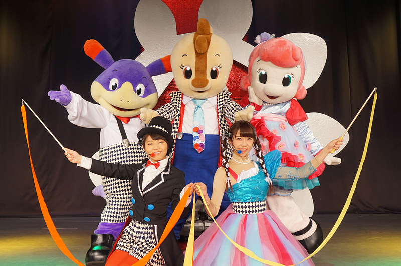 生誕40周年を迎えた「コチラ」（写真中央）