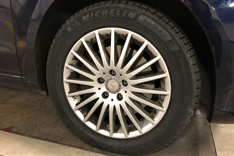 この冬のわが家のカーライフを支えてもらうことになった、ミシュラン X-ICE 3+。表面再生ゴムを用いた新コンパウンドを採用し、アイスブレーキング性能は新品時でX-ICE XI3比4.5％改善、1万km走行後では11.5％改善というからスゴイ。50％磨耗してもその性能が保たれるというのも、頼もしいところですよね