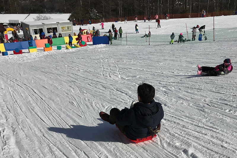 中央自動車道・諏訪南ICからほど近い、「富士見パノラマリゾート」のキッズパーク。いろんなスタイルのソリがあって、子供たちは大喜びですよ～。うちの娘は、1歳のころは怖がって1度しか滑らなかったけど、2歳ではすごく楽しんでいました。次で3回目なので、今度は1人でもソリ滑りにチャレンジできるかな～と楽しみです