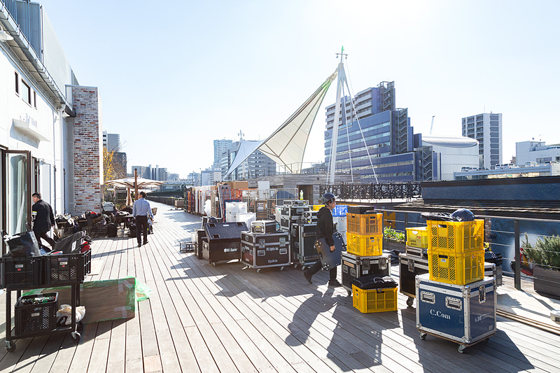 ステージや照明、音響などの必要機材が持ち込まれ、それぞれの専門チームが手際よくセットを組み上げていく