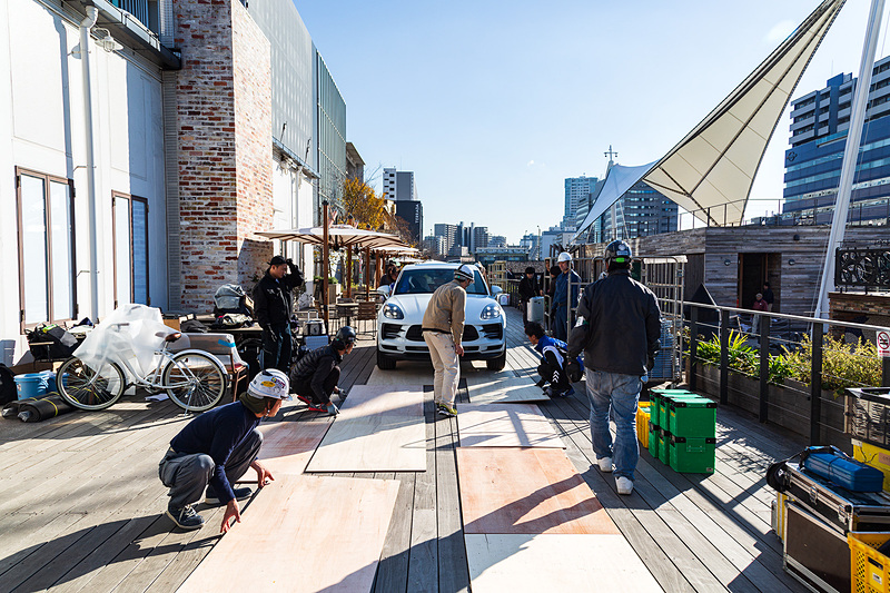 午後になると主役の新型マカンが会場に到着
