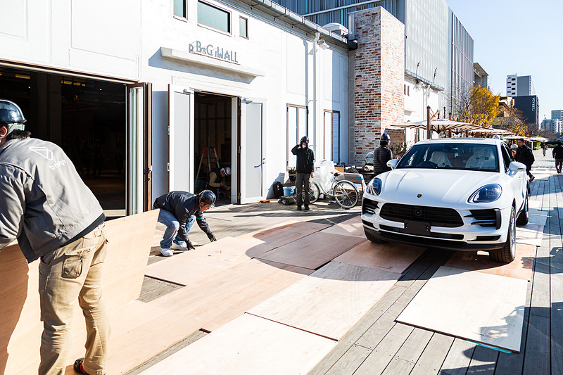 午後になると主役の新型マカンが会場に到着