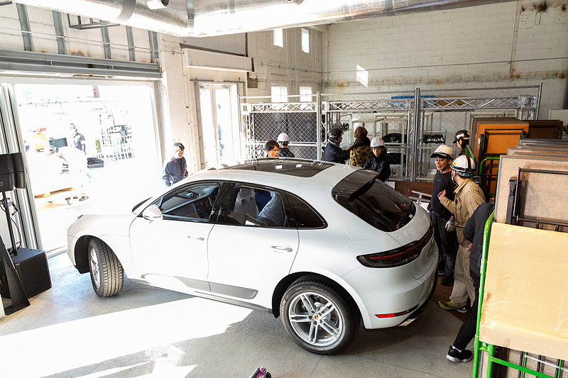 午後になると主役の新型マカンが会場に到着