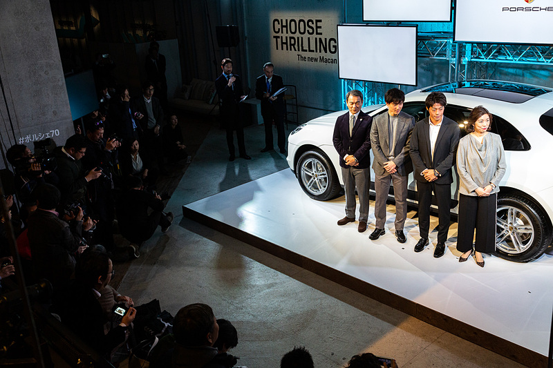 新型マカンの発表会会場から。七五三木社長、山崎執行役員とともにポルシェ ドライビングアスリートとして同社がサポートするプロサッカー選手の南野拓実選手と、カヌースラローム選手の羽根田卓也選手が登場した