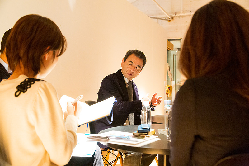 会場はスニークプレビュー用のステージに切り替えられる一方で、七五三木社長は経済メディア向けのグループインタビューに対応。ポルシェ ジャパンのトップとして精力的に仕事をこなす姿が印象的だった