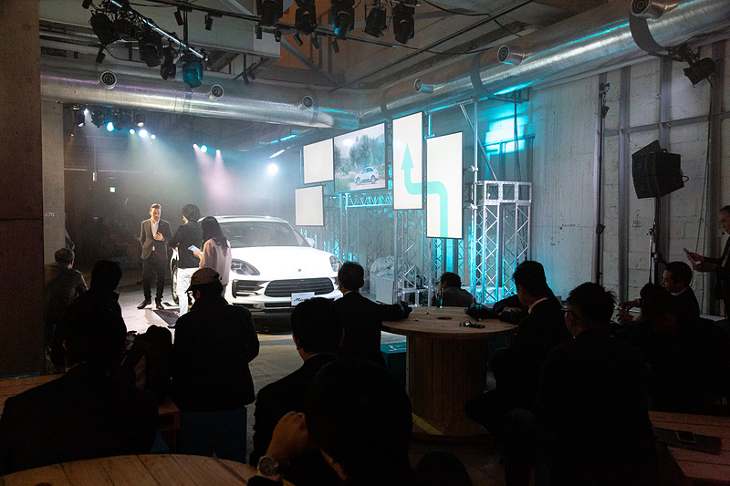 スニークプレビューでは海外で新型マカンに試乗したモータージャーナリストの島下泰久氏が登壇し、その魅力をポルシェ ジャパンのアレキサンダー・クアース氏とともに語った