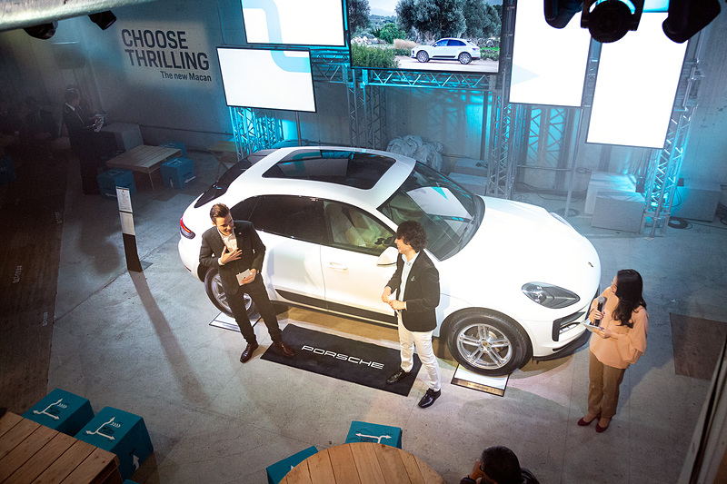 スニークプレビューでは海外で新型マカンに試乗したモータージャーナリストの島下泰久氏が登壇し、その魅力をポルシェ ジャパンのアレキサンダー・クアース氏とともに語った