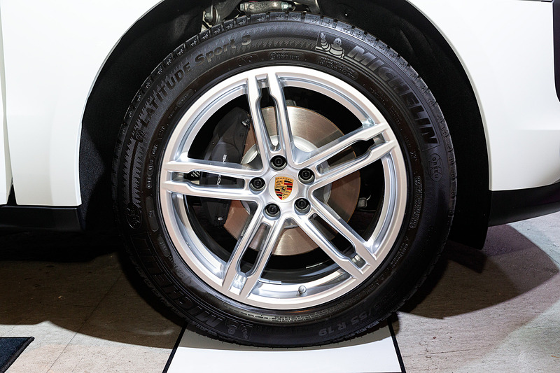 搭載する直列4気筒2.0リッターターボエンジンは最高出力185kW（252PS）/5000-6750rpm、最大トルク370Nm/1600-4500rpmを発生。トランスミッションに7速PDK（ポルシェドッペルクップルング）を組み合わせ、駆動方式は4WD。0-100km/h加速は6.5秒（ローンチコントロール作動時）を実現する。足下はオプションの19インチマカンスポーツホイールにミシュラン「LATITUDE Sport 3」（フロント：235/55 R19、リア：255/50 R19）を組み合わせる