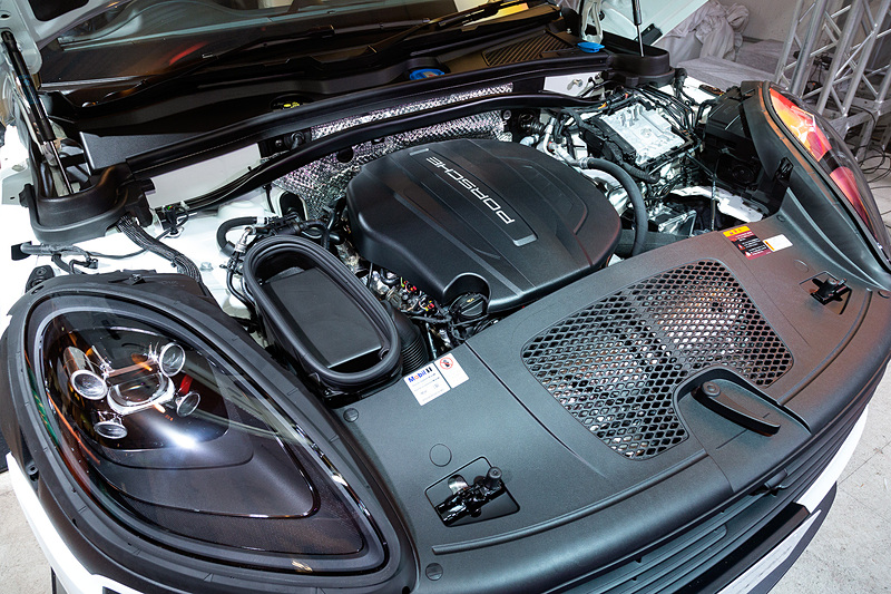 搭載する直列4気筒2.0リッターターボエンジンは最高出力185kW（252PS）/5000-6750rpm、最大トルク370Nm/1600-4500rpmを発生。トランスミッションに7速PDK（ポルシェドッペルクップルング）を組み合わせ、駆動方式は4WD。0-100km/h加速は6.5秒（ローンチコントロール作動時）を実現する。足下はオプションの19インチマカンスポーツホイールにミシュラン「LATITUDE Sport 3」（フロント：235/55 R19、リア：255/50 R19）を組み合わせる