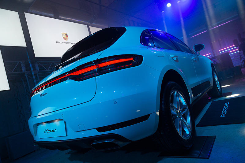 搭載する直列4気筒2.0リッターターボエンジンは最高出力185kW（252PS）/5000-6750rpm、最大トルク370Nm/1600-4500rpmを発生。トランスミッションに7速PDK（ポルシェドッペルクップルング）を組み合わせ、駆動方式は4WD。0-100km/h加速は6.5秒（ローンチコントロール作動時）を実現する。足下はオプションの19インチマカンスポーツホイールにミシュラン「LATITUDE Sport 3」（フロント：235/55 R19、リア：255/50 R19）を組み合わせる