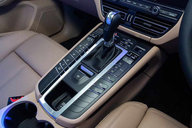 ブラック/モハベベージュカラーのインテリア。新型マカンでは常時インターネットに接続する新世代「ポルシェコミュニケーションマネージメント（PCM）」を採用して、ダッシュボード上に10.9インチのタッチスクリーンを装備。コネクティビティ機能「Porsche Connect」に話しかけることでナビゲーションの目的地設定などが行なえる音声認識機能を採用する