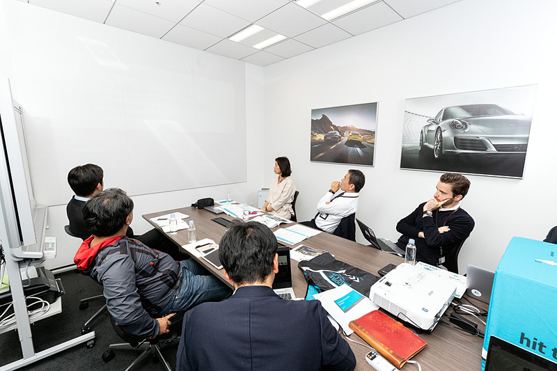 ポルシェ ジャパン本社で行なわれた新型「マカン」発表会に向けたミーティング。今回の取材ではポルシェ ジャパンのキーパーソンである3名にお話を聞いた