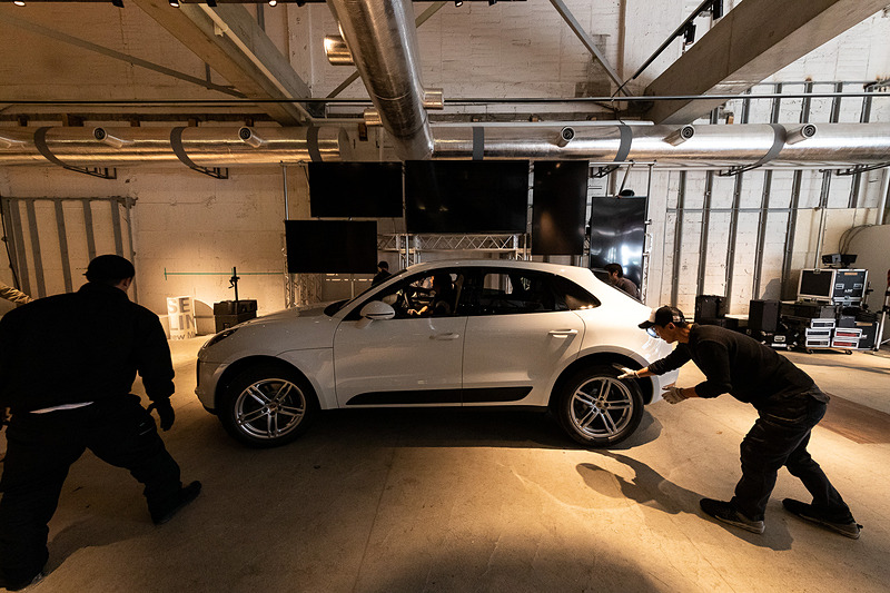 午後になると主役の新型マカンが会場に到着