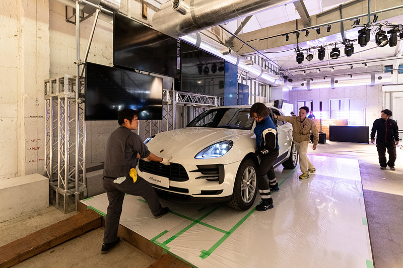 午後になると主役の新型マカンが会場に到着