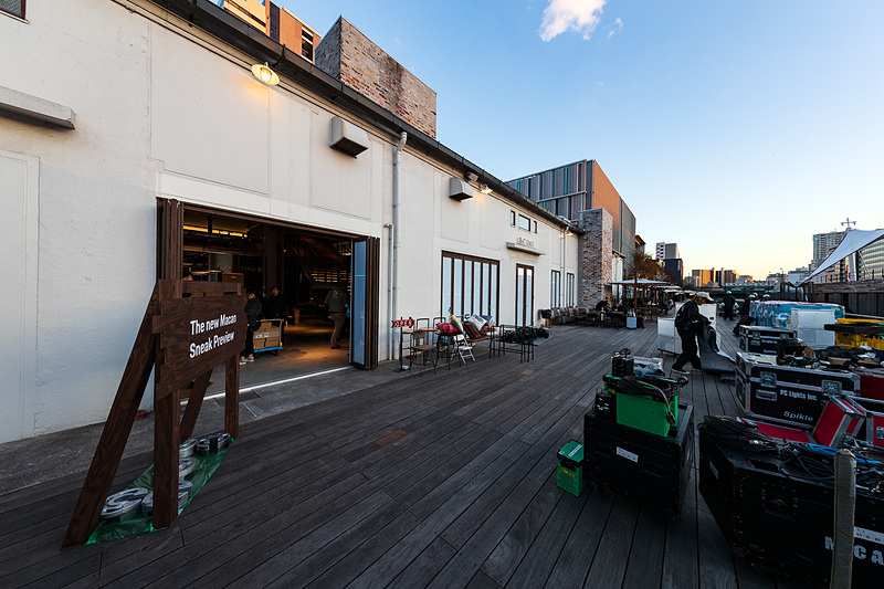 徐々に日が暮れ始めたところで会場も完成に近づいてきた。翌日の本番に向け、各セクションの担当者がリハーサルを実施