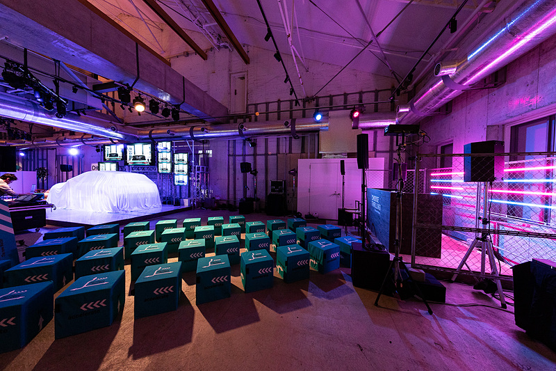 徐々に日が暮れ始めたところで会場も完成に近づいてきた。翌日の本番に向け、各セクションの担当者がリハーサルを実施