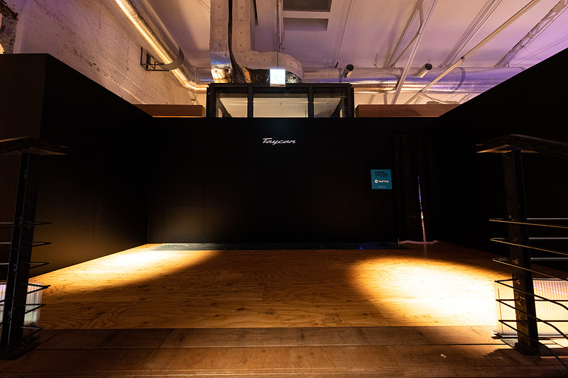 徐々に日が暮れ始めたところで会場も完成に近づいてきた。翌日の本番に向け、各セクションの担当者がリハーサルを実施