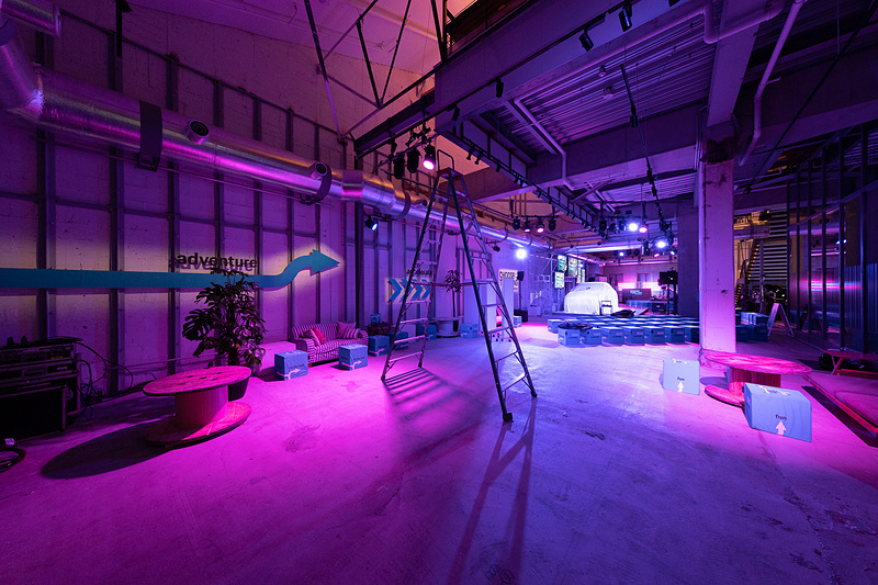 徐々に日が暮れ始めたところで会場も完成に近づいてきた。翌日の本番に向け、各セクションの担当者がリハーサルを実施