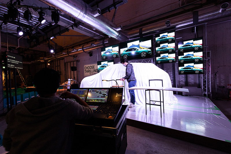 徐々に日が暮れ始めたところで会場も完成に近づいてきた。翌日の本番に向け、各セクションの担当者がリハーサルを実施