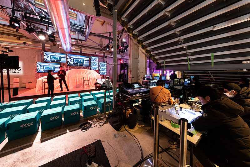 徐々に日が暮れ始めたところで会場も完成に近づいてきた。翌日の本番に向け、各セクションの担当者がリハーサルを実施