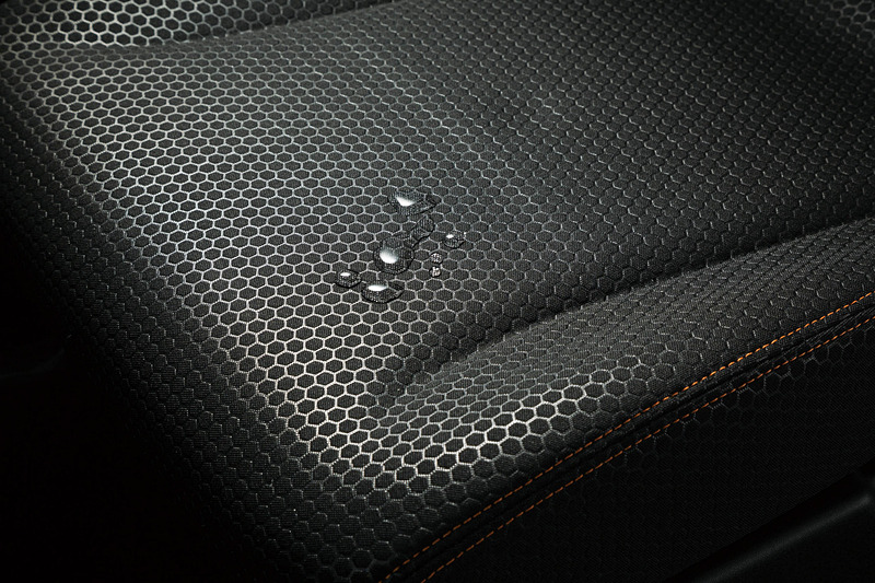 はっ水加工のシート表皮や防汚仕様のラゲッジフロアを設定