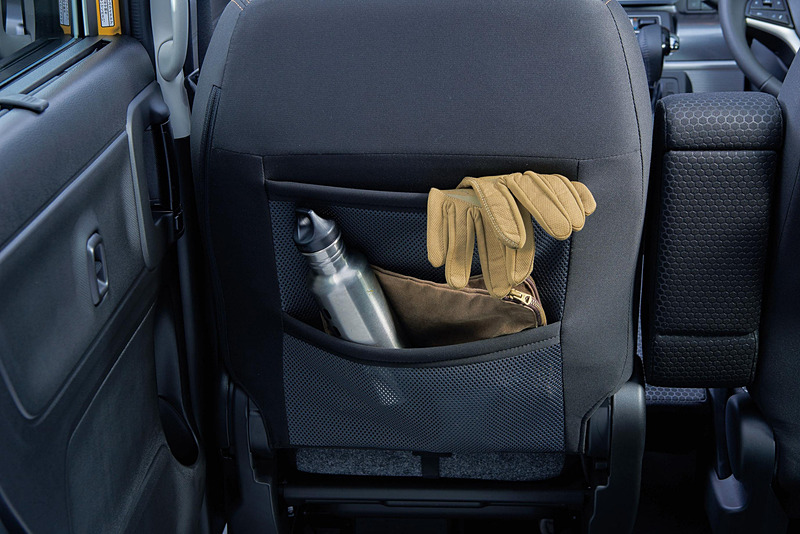 上下2段に分かれたメッシュタイプの助手席シートバックを採用して使い勝手を向上